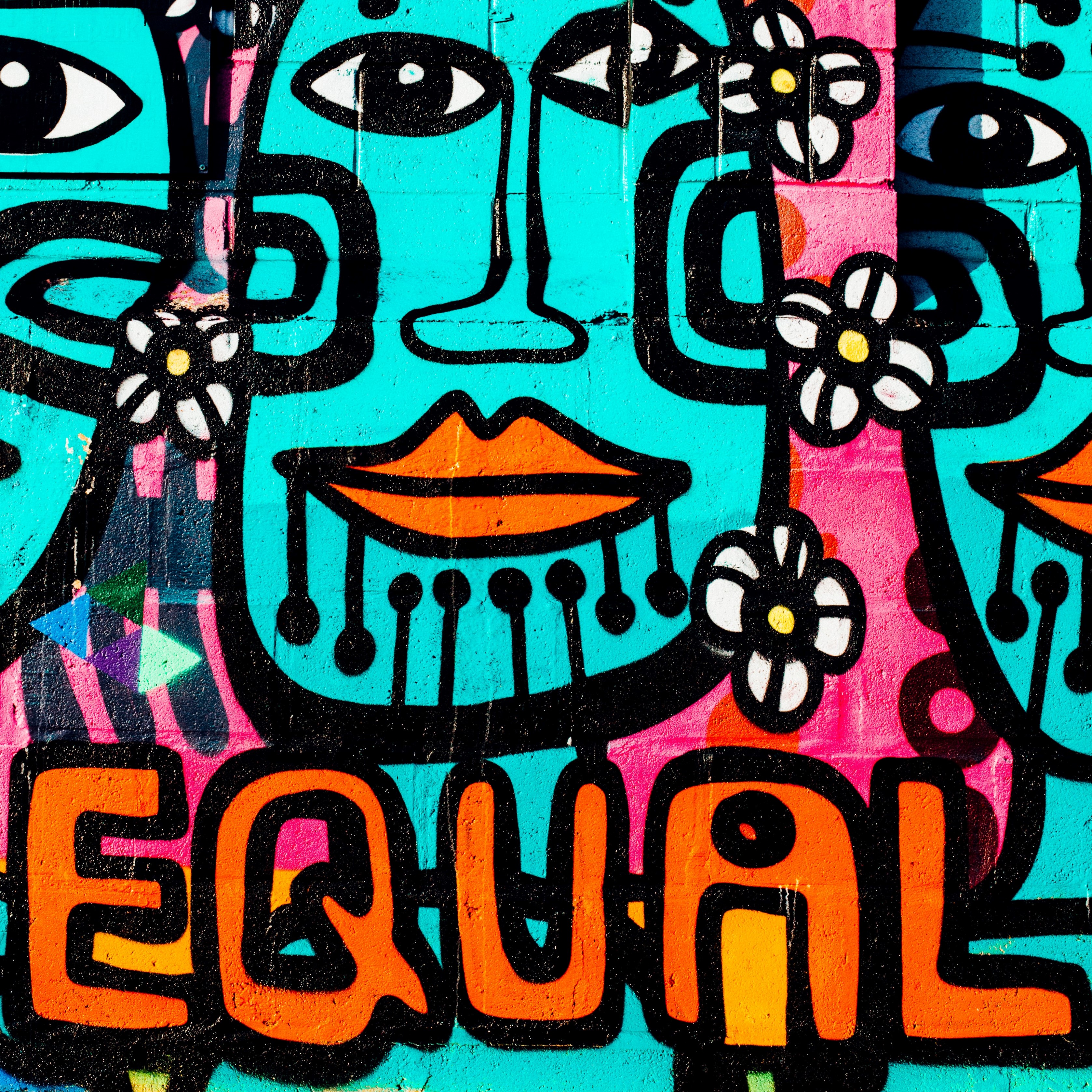 Illustration représentant trois personnages bleus avec en-dessous l'inscription "equal"